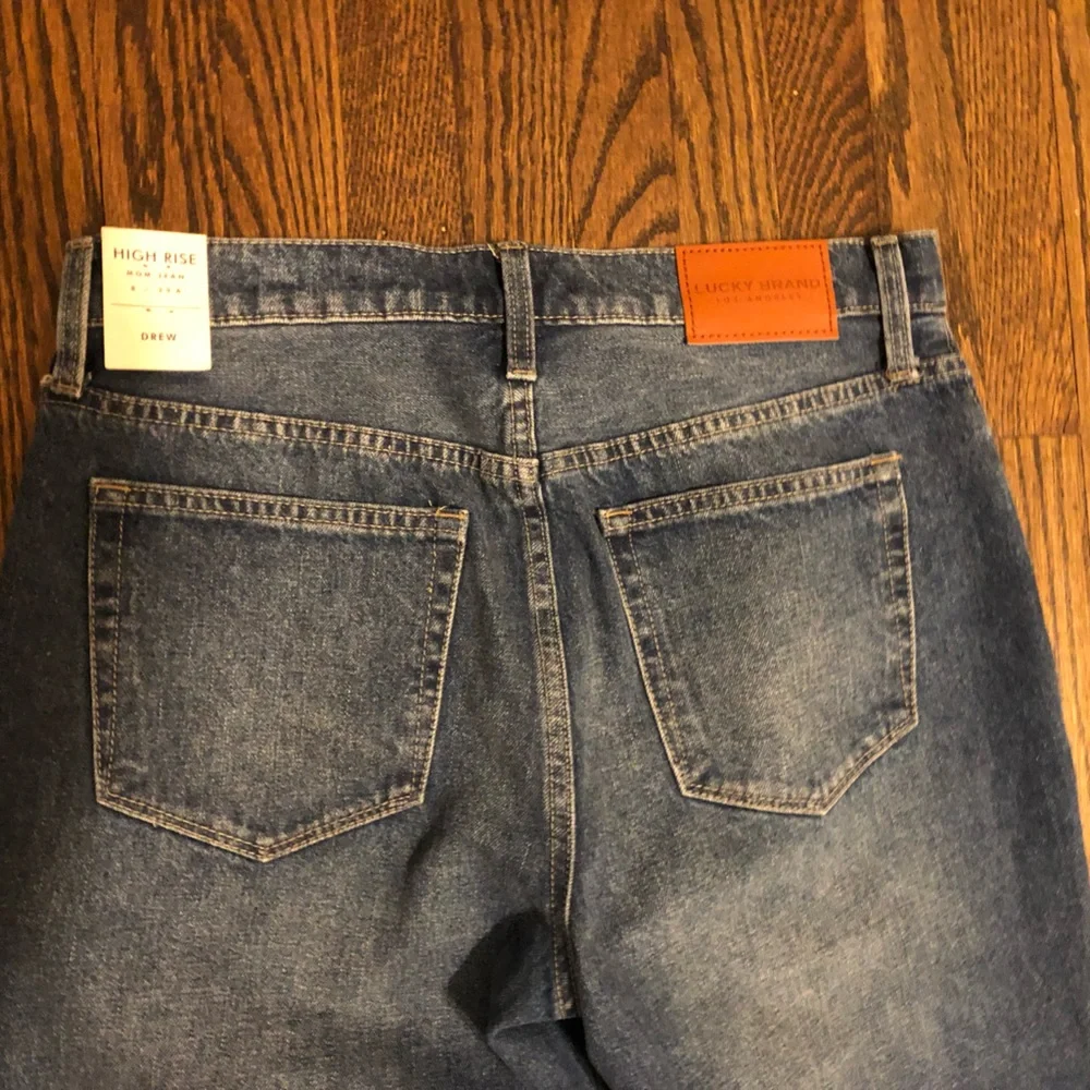 Lucky Brand “Drew” Cropped Mom Jean - Picture 4 of 9
